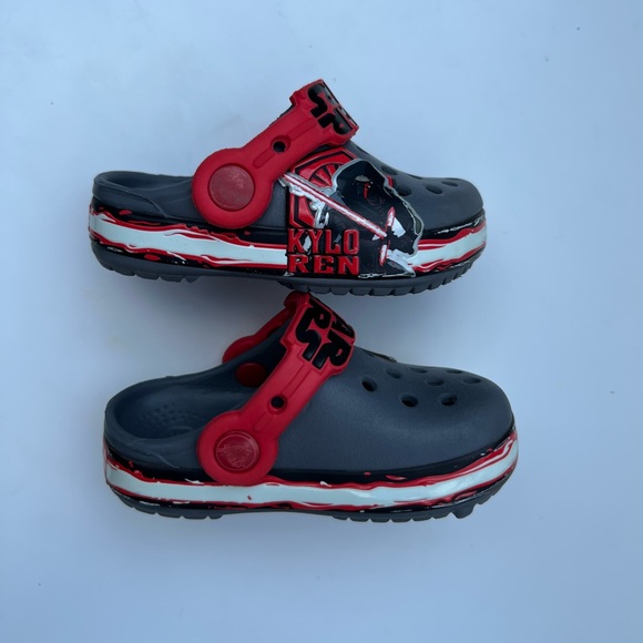 Crocs Toddler Grey Red
Kylo Ren Glow In The Dark Cushioned Star Wars Clog 4/5 C - Picture 10 of 14